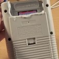 Massacrer une Game Boy pour amocher son iPhone : c’est possible. Si vous pensiez avoir tout vu en matière de bricolage des produits d’Apple, cette vidéo devrait vous prouver que le métier de designer ne s’improvise vraiment pas.