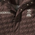 Le manteau en poils de Wookie débarque chez Adidas Adidas continue de surfer sur la vague Star Wars avec cette parka rendant hommage aux célèbres Wookies !