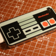 Transformez votre iPhone en manette NES Si vous êtes un des très nombreux possesseurs d'iPhone 4, que vous souhaitez le personnaliser et que vous êtes passionné de rétrogaming, ce sticker est fait pour vous !
