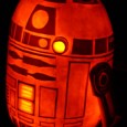 Voici une citrouille qui prend la forme de R2-D2 et qui aura nécessité plus de 10 heures de travail à Noel Dickover pour voir le jour…