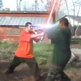 Ghetto Star Wars Aux USA, la guerre des gangs prend une tournure inattendue. Les gangsters ont décidé d’arrêter les drive-by shooting pour des classiques pugilats… et des duels au sabre laser ! Finis...