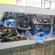 Une phénoménale batcave en Lego Les conventions comme le Comicon ont toujours permis de faire des découvertes amusantes, comme des cosplayers ridicules. Maintenant, on peut même y trouver des réalisations de geeks. Cette batcave entièrement...