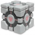 Le companion cube, meilleur ami de l’homme jusqu’à ce qu’on le fasse exploser pour la bonne cause… Hein GLaDOS ? En tout cas, celui-là, avant de l’abandonner lâchement dans un...