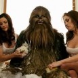 Une Jedi et une Sith sexy lavent un Wookie Il faut bien s’occuper dans la galaxie une fois les forces du mal anéanties. Les Jedi n’ont plus de mission et entament alors leur reconversion… tandis que les Sith attendent...